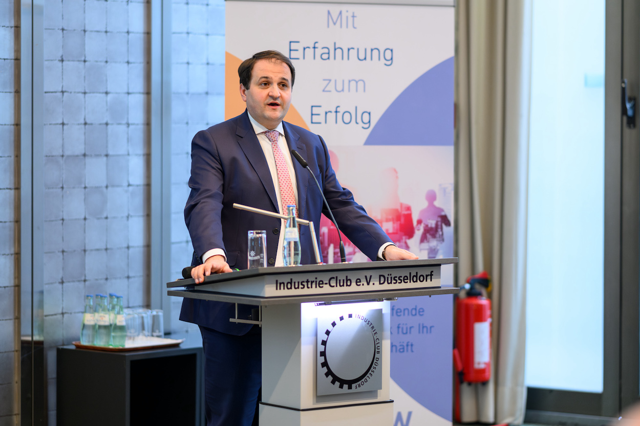 NRW Staatsminister Nathanael Liminski bei Mitgliederversammlung des AHV NRW e.V.